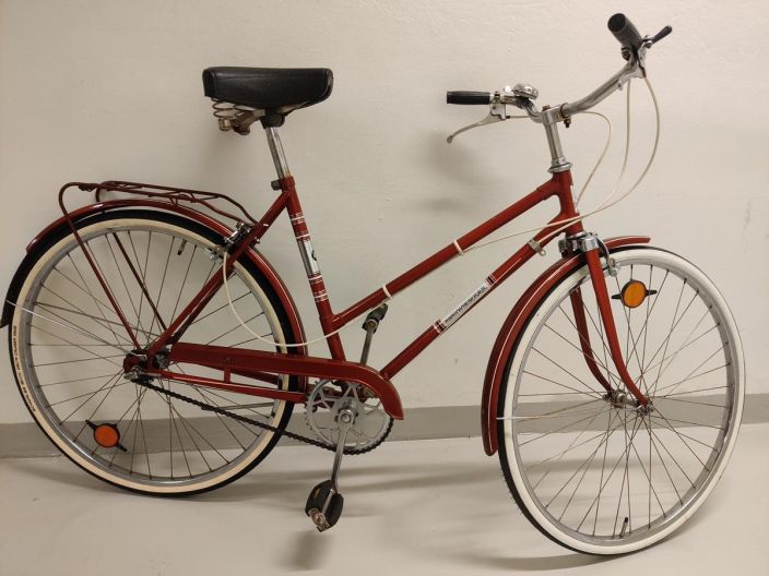 Universal klassikko (kaytetty) Hieno vintage pyora 70-luvulta. Tyyli tuoksuu ja kromi kiiltaa.
